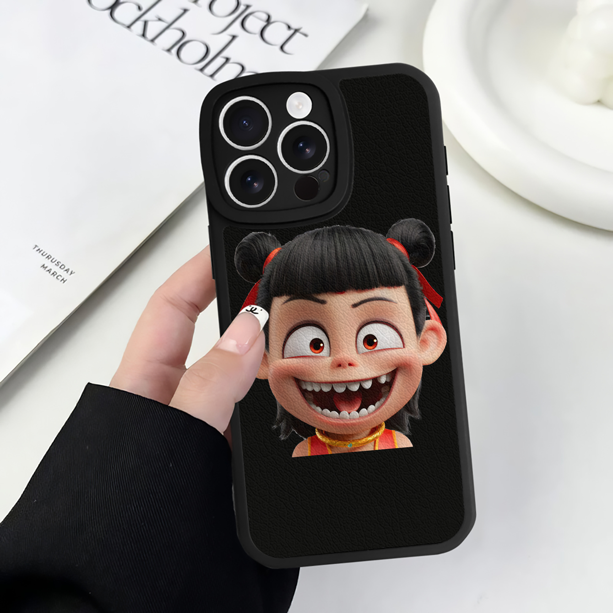 （画像用） Ne Zha 2 ナタ 魔童の大暴れ 【iPhone 16シリーズ対応】シリコンスマホケース（レザー調） 材質：シリコン